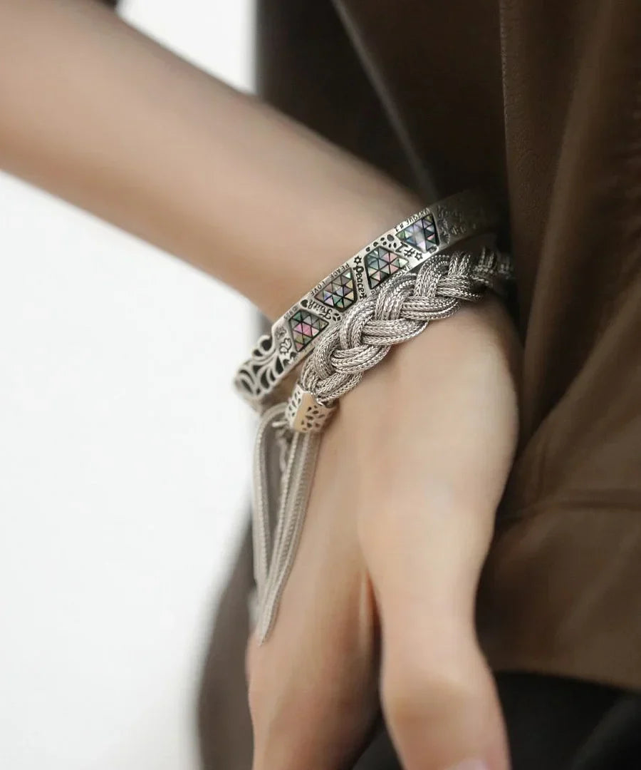 Mazie - Pulsera con Charms Tejida en Seda Plateada con Borla