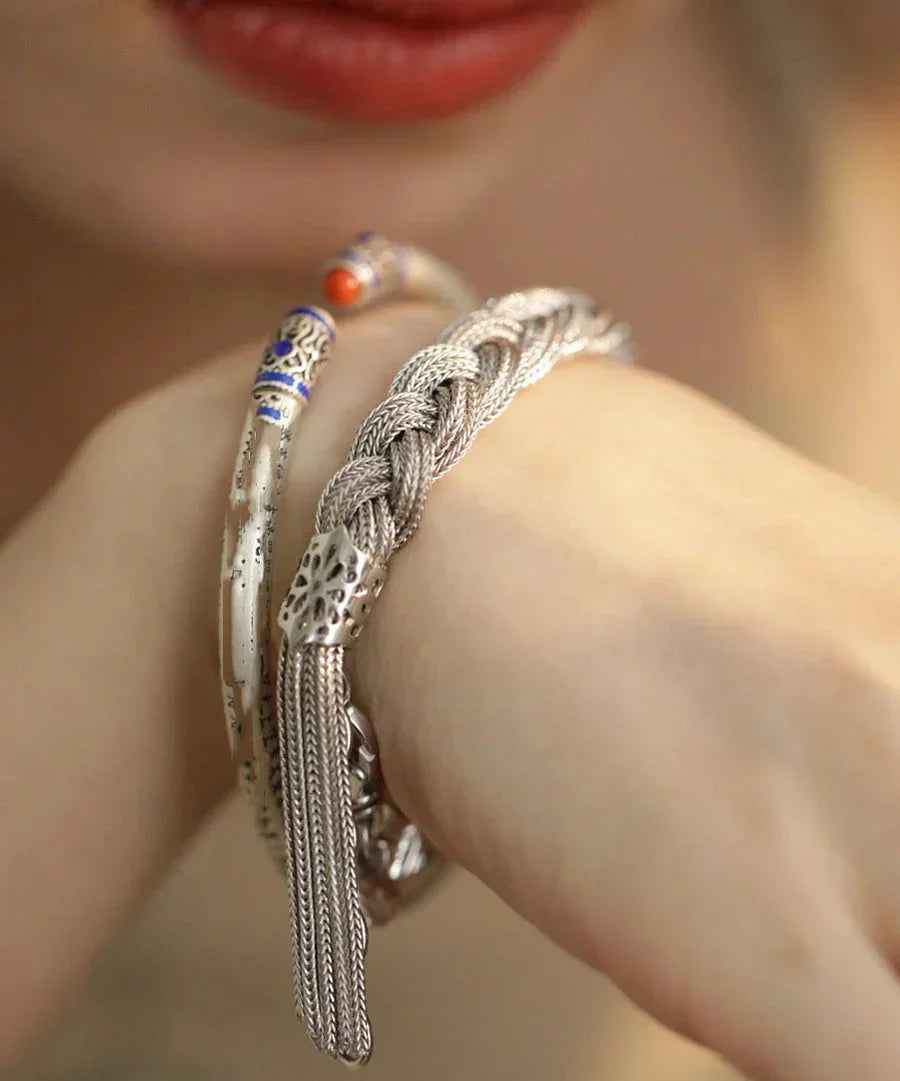 Mazie - Pulsera con Charms Tejida en Seda Plateada con Borla