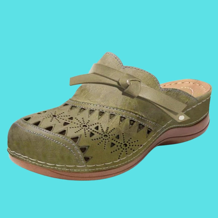 Nicholle - Mules Planas Con Talón Hueco y Lazo