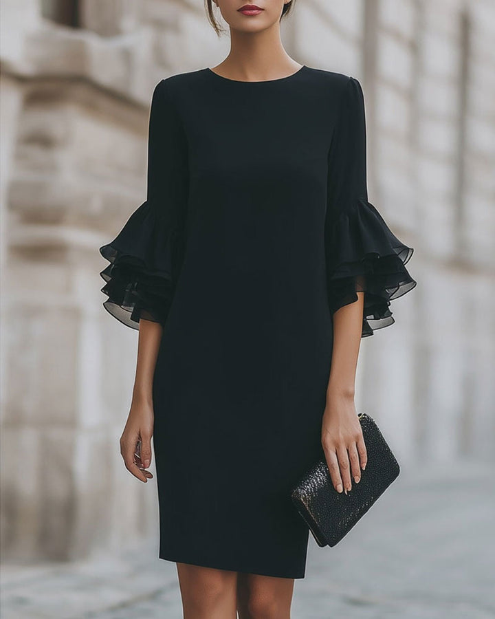 Catalinan - Vestido Ajustado con Mangas Acampanadas y Capas