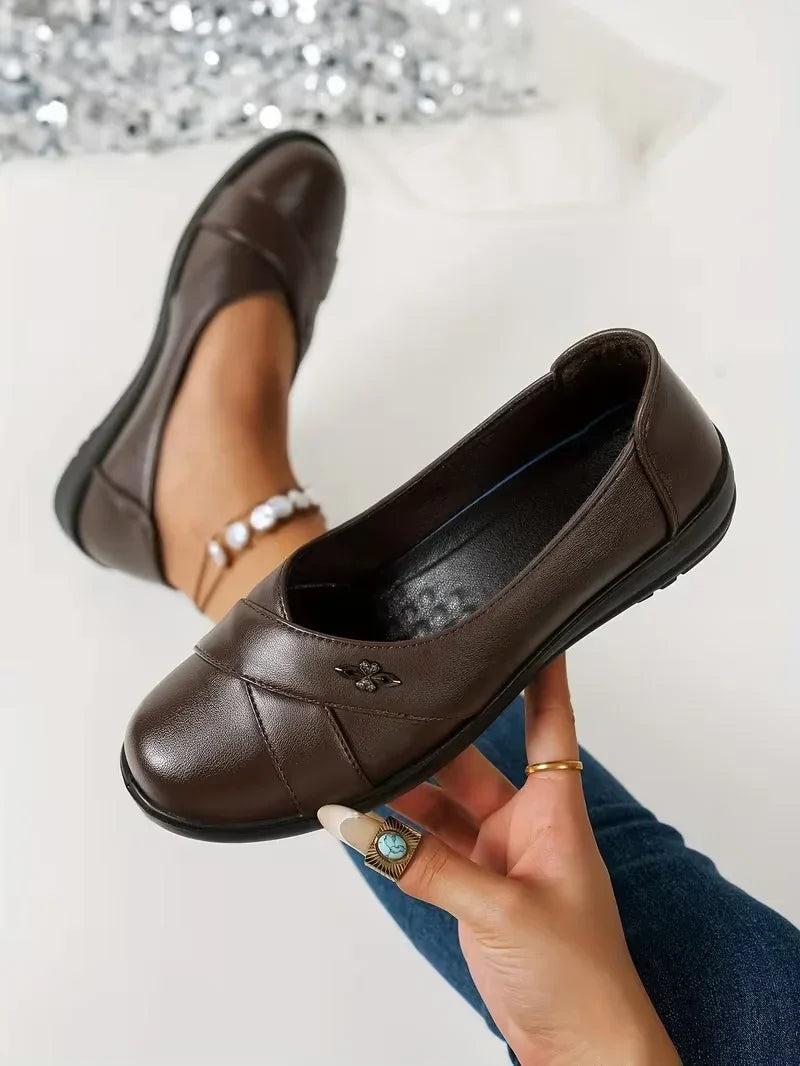 Kinerah - Zapatos Ortopédicos de Cuero Con Emblema Metálico