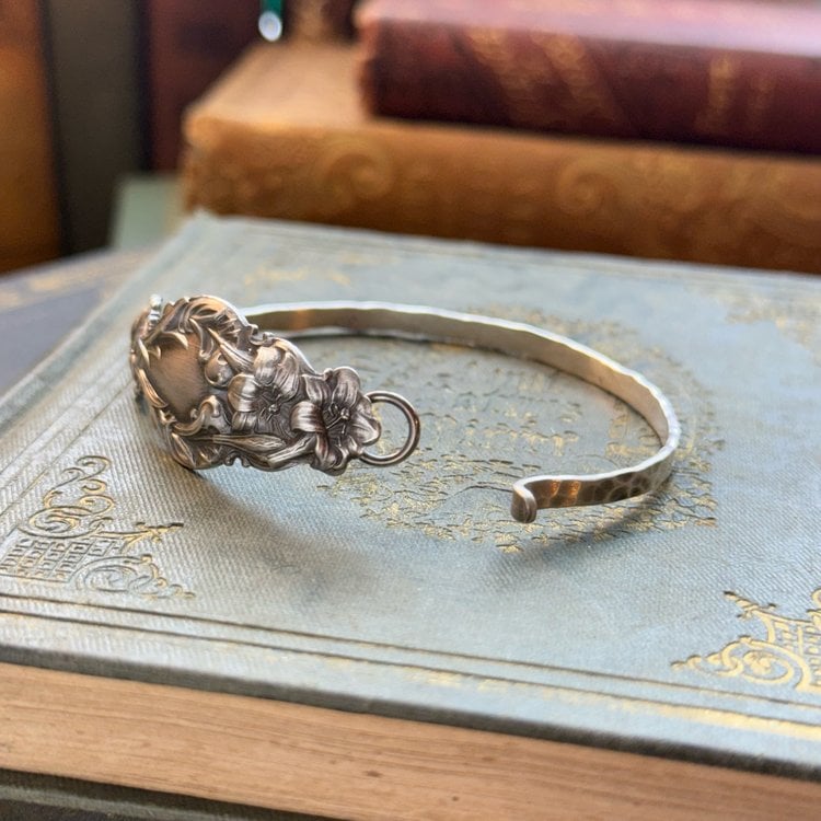 PetalCharm - Pulsera De Plata Grabada Con Motivos Florales Vintage