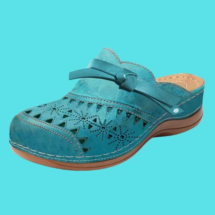 Nicholle - Mules Planas Con Talón Hueco y Lazo