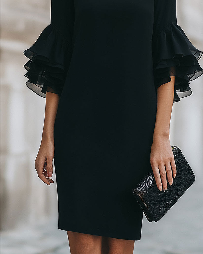 Catalinan - Vestido Ajustado con Mangas Acampanadas y Capas