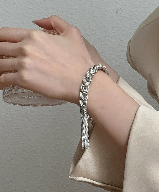Mazie - Pulsera con Charms Tejida en Seda Plateada con Borla