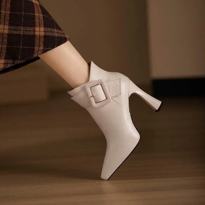 Arielah - Botas De Punta Con Correa Hebilla
