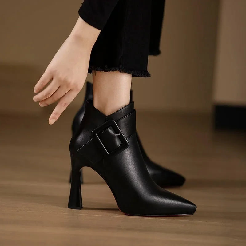 Arielah - Botas De Punta Con Correa Hebilla