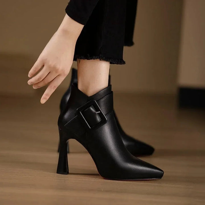 Arielah - Botas De Punta Con Correa Hebilla