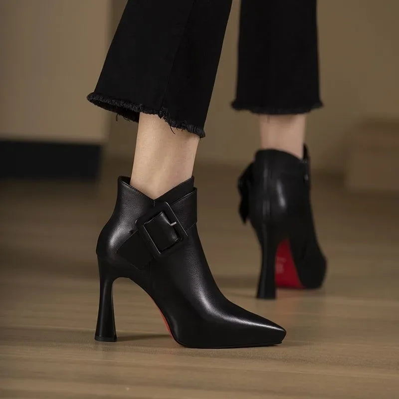 Arielah - Botas De Punta Con Correa Hebilla