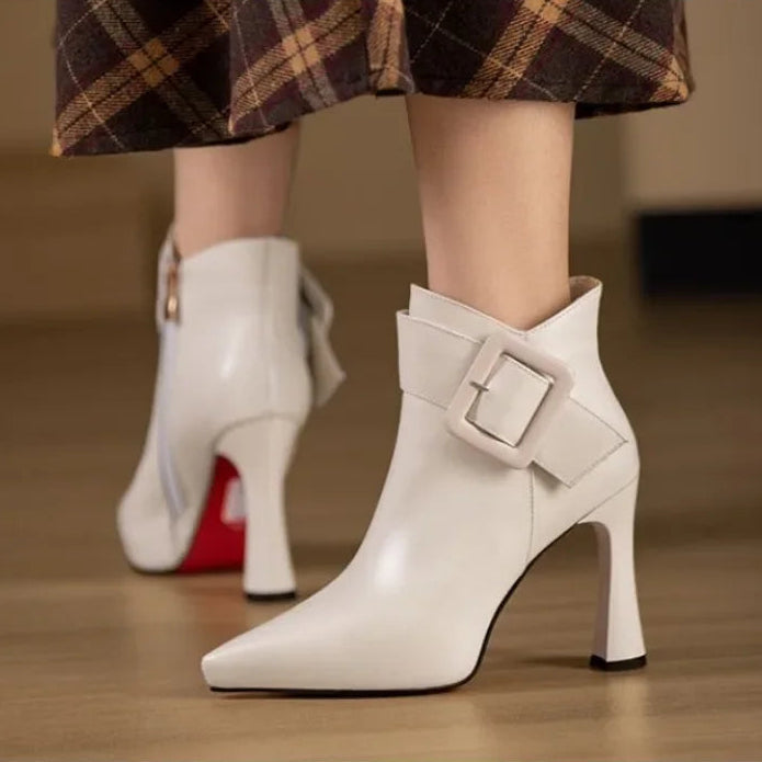 Arielah - Botas De Punta Con Correa Hebilla