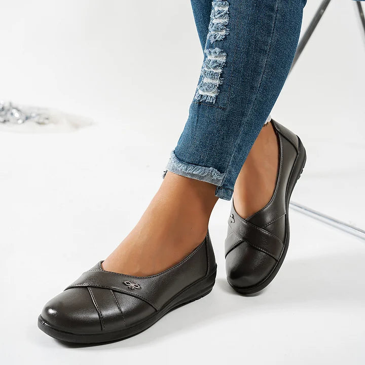 Kinerah - Zapatos Ortopédicos de Cuero Con Emblema Metálico