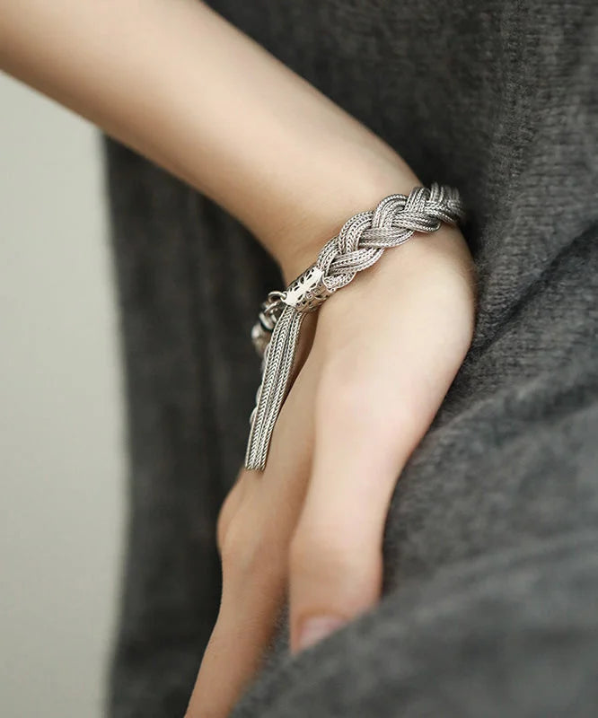 Mazie - Pulsera con Charms Tejida en Seda Plateada con Borla
