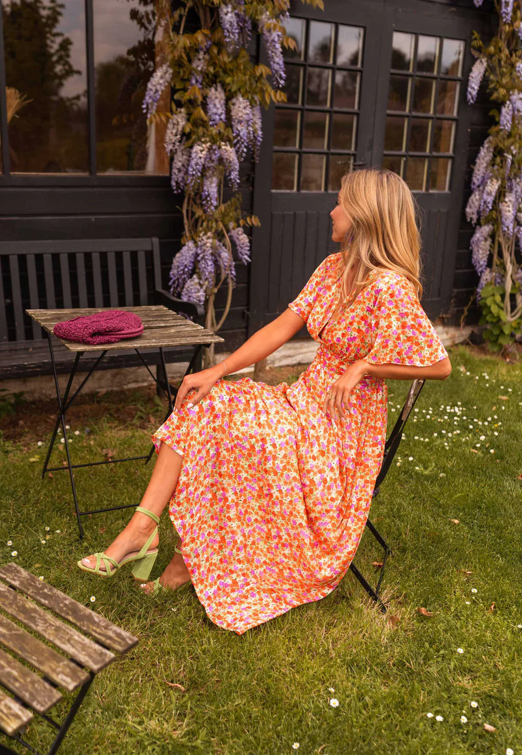 Sampaio – Elegante Vestido Con Escote en V y Estampado Floral