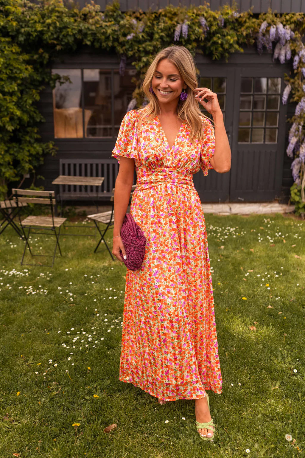 Sampaio – Elegante Vestido Con Escote en V y Estampado Floral