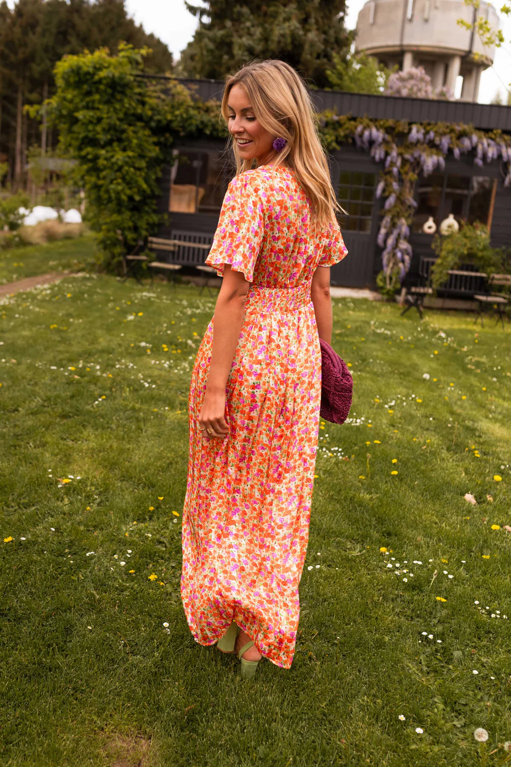Sampaio – Elegante Vestido Con Escote en V y Estampado Floral