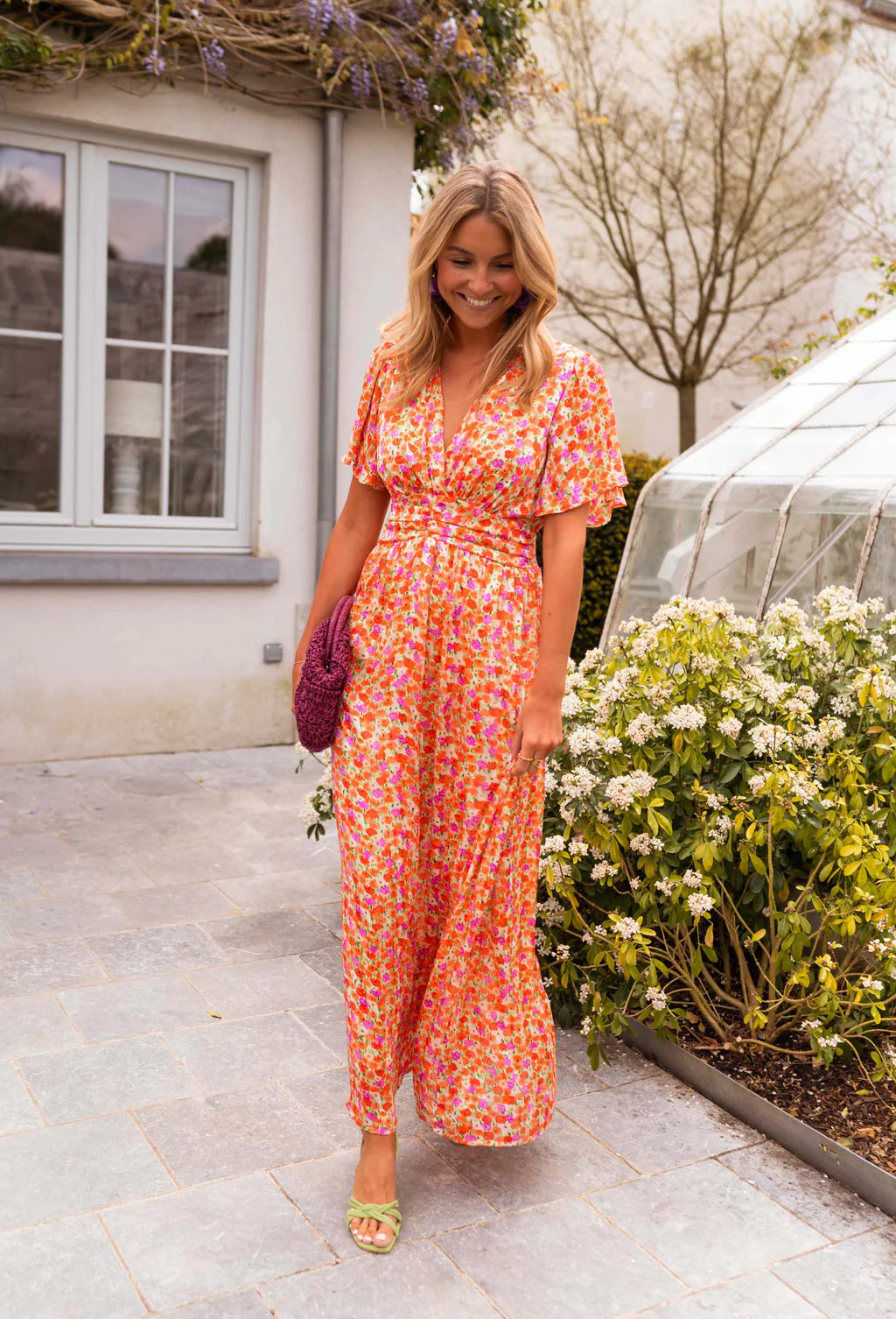 Sampaio – Elegante Vestido Con Escote en V y Estampado Floral